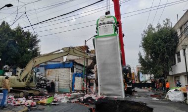Desalojan a 20 personas luego de aparición de enorme socavón en Iztapalapa