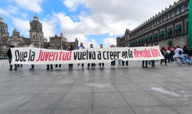 Granaderos intentan desalojar a estudiantes en el Zócalo; ellos logran pasar