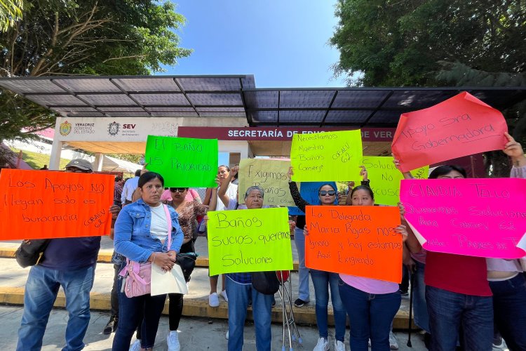Padres de familia de bachillerato en Veracruz, exigen a la SEV construcción de baños