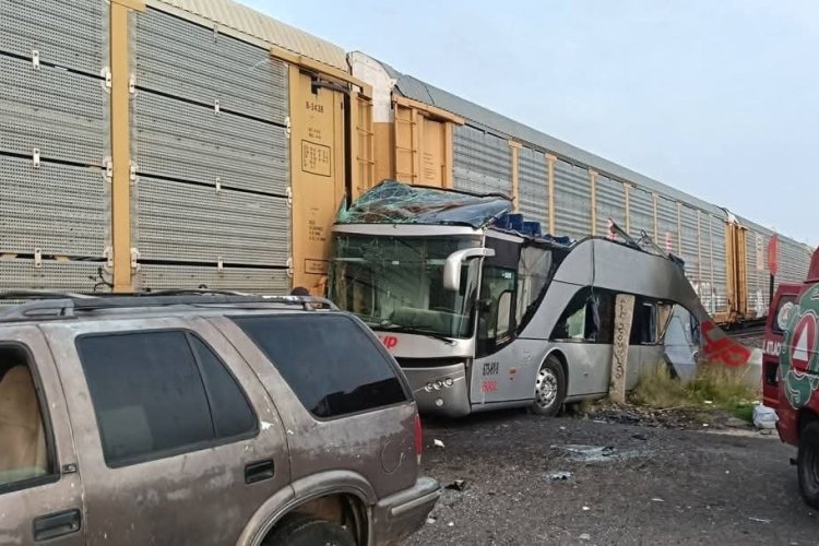 Tren embiste autobús en Atlacomulco y deja al menos ocho muertos y 45 heridos