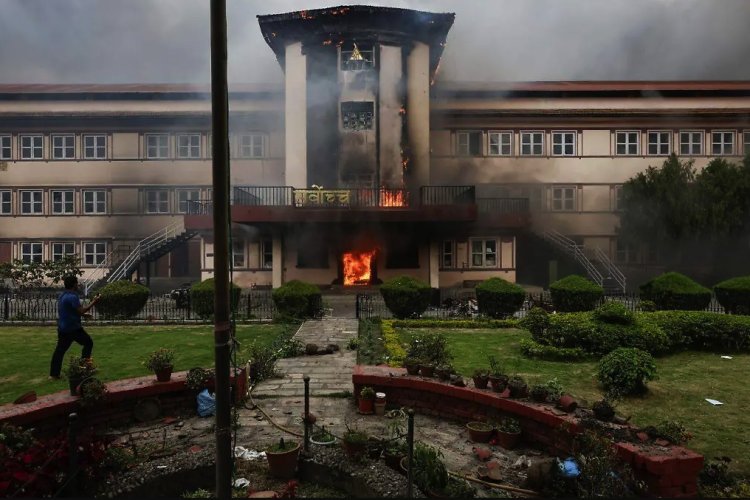 Manifestantes incendian el Parlamento de Nepal tras dimisión del primer ministro