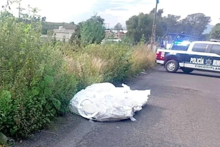Encuentran tres cuerpos con “narcomensaje” sobre la carretera México-Cuautla