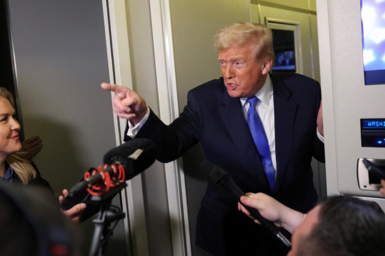 Trump amenaza a medios de comunicación que lo critican con quitarles licencias