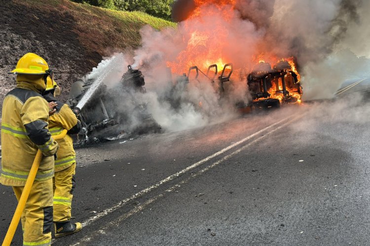 Permanece cerrada autopista México-Tuxpan por explosión de pipa de gas
