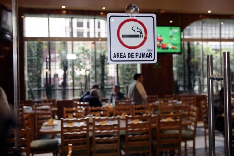 Restringirán venta de alimentos y bebidas en áreas de fumadores