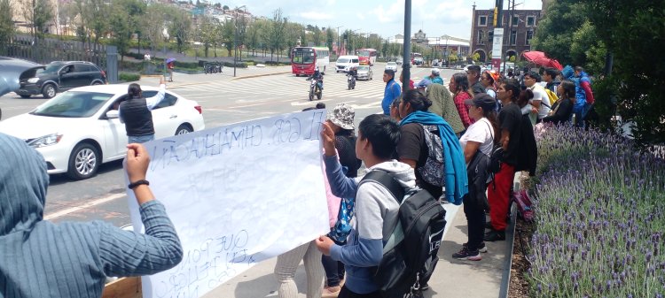 Exigen a Delfina Gómez solución a socavón en centro escolar de Chimalhuacán