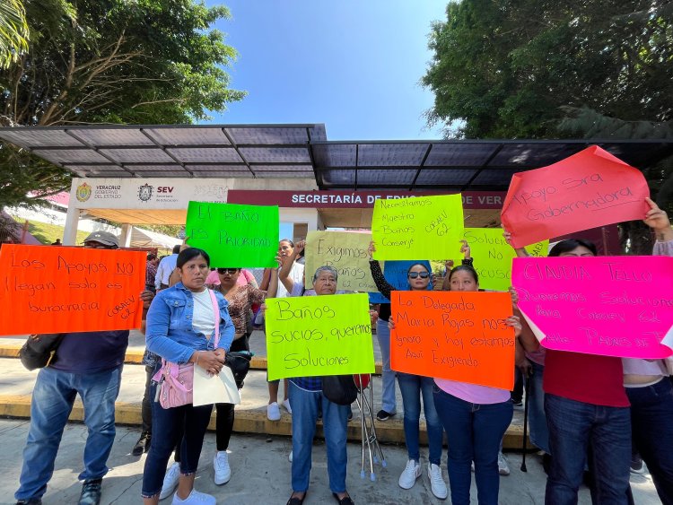 Padres de familia de bachillerato en Veracruz, exigen a la SEV construcción de baños