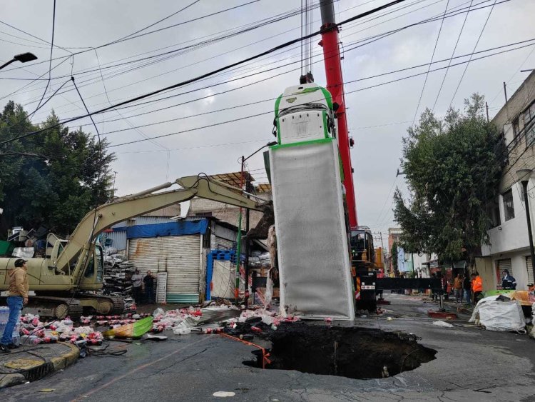 Desalojan a 20 personas luego de aparición de enorme socavón en Iztapalapa