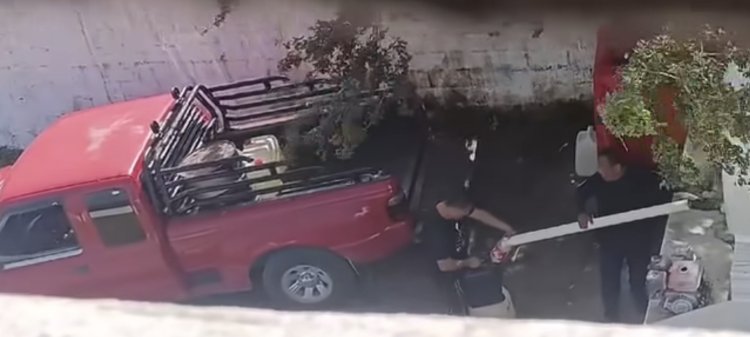 Exhiben a policías en Tuxpan, Veracruz huachicoleando una pipa asegurada