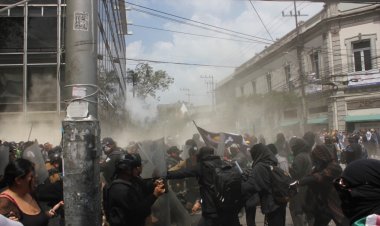 Enfrentamiento entre estudiantes de la UAEMex y policías deja diez heridos durante marcha del 2 de octubre en Toluca
