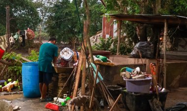Continúa población de la Sierra Norte de Puebla con labores de limpieza tras inundaciones