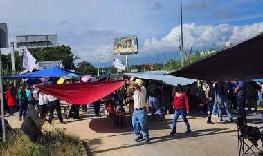 Paro nacional de la CNTE colapsa carreteras en al menos cinco estados de la república