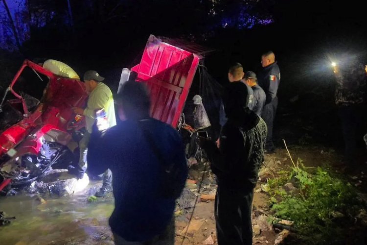 Tres personas mueren en accidente en Naucalpan; su vehículo cayó en una barranca