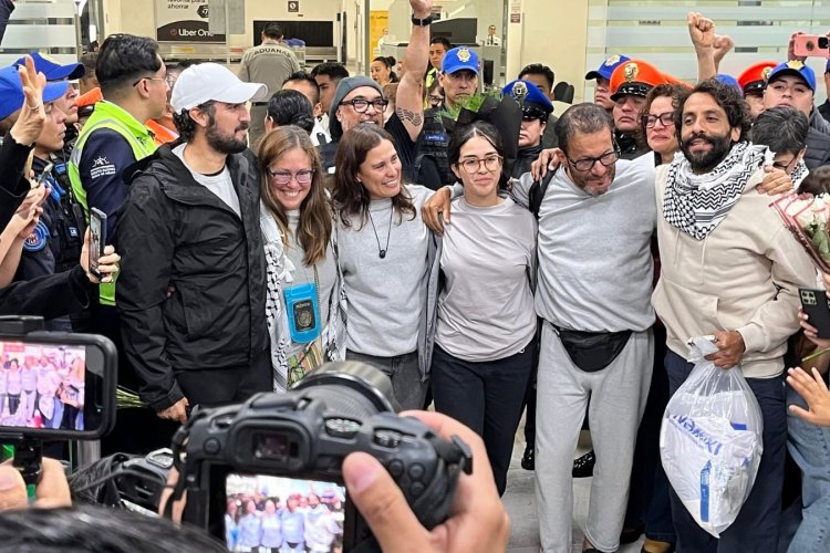 Regresan a México activistas detenidos en Israel que formaban parte de flotilla que llevaba ayuda humanitaria a Gaza