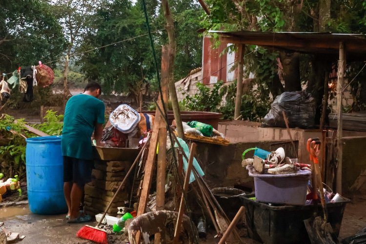 Continúa población de la Sierra Norte de Puebla con labores de limpieza tras inundaciones