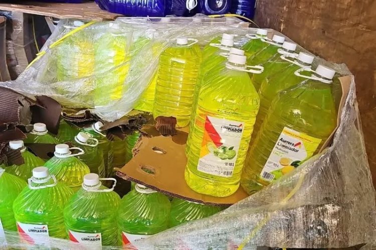 Aseguran metanfetamina liquida que llevaban en envases de detergente en Sonora