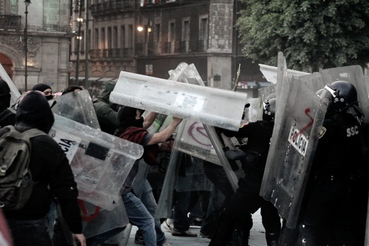 Casi 100 policías resultaron lesionados durante eventos violentos en marcha del 2 de octubre