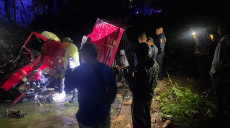 Tres personas mueren en accidente en Naucalpan; su vehículo cayó en una barranca