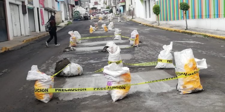 Escuela privada en Toluca repara calle ante el abandono de autoridades