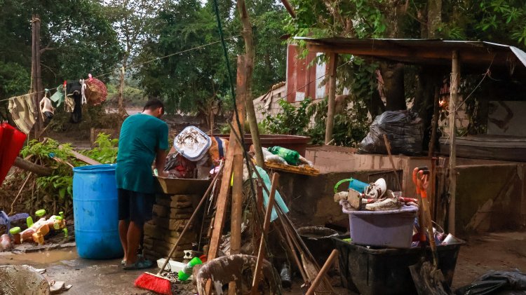 Continúa población de la Sierra Norte de Puebla con labores de limpieza tras inundaciones
