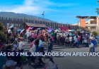 Protestan maestros jubilados en Chilpancingo por falta de pagos