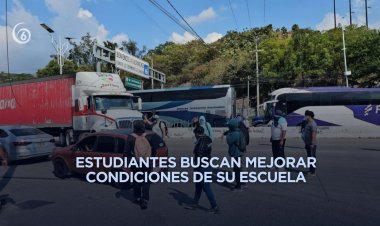 Bloquean normalistas de Ayotzinapa la Autopista del Sol