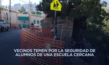 Alertan sobre peligro por desplome de pavimento cerca de río en Naucalpan