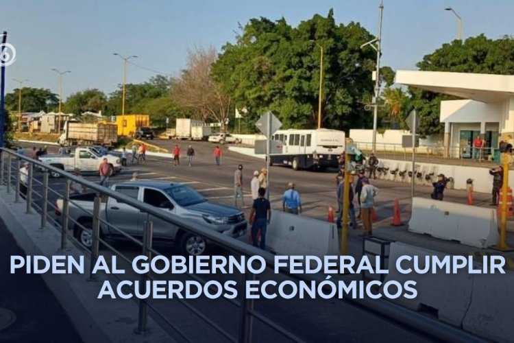 Productores de arroz bloquean la autopista Siglo XXI en Michoacán