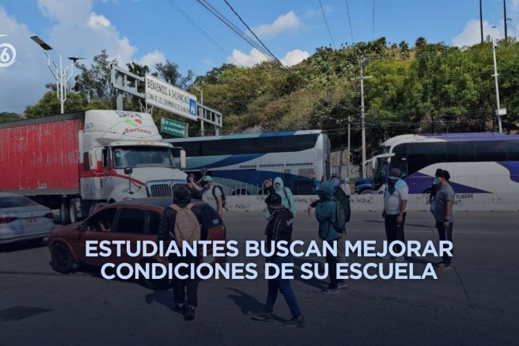 Bloquean normalistas de Ayotzinapa la Autopista del Sol