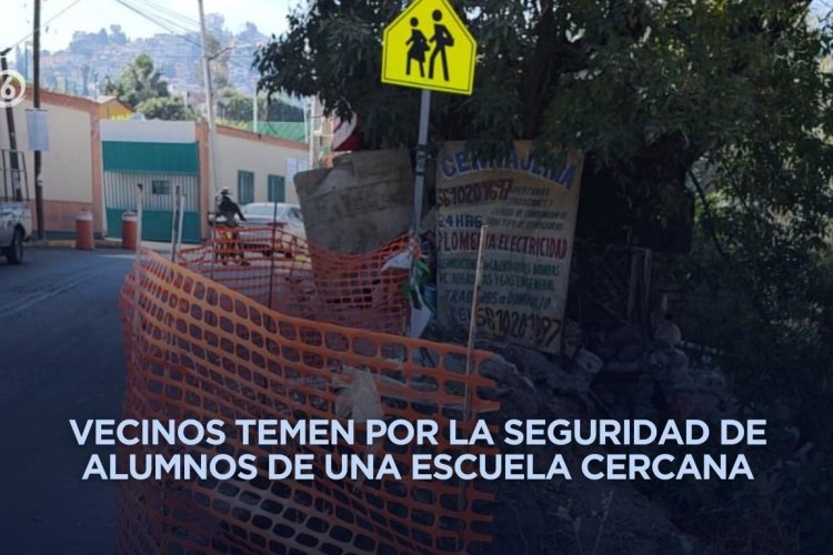 Alertan sobre peligro por desplome de pavimento cerca de río en Naucalpan