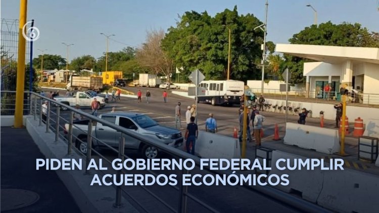 Productores de arroz bloquean la autopista Siglo XXI en Michoacán