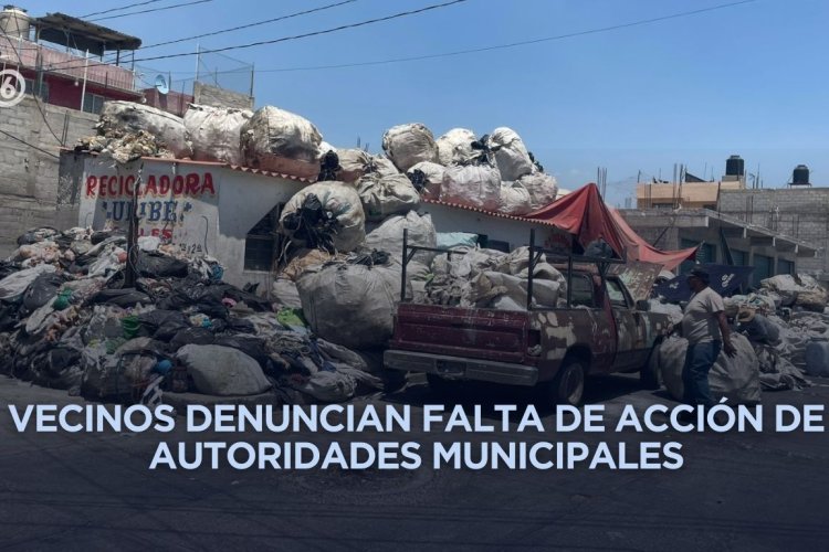 Banquetas invadidas en Chimalhuacán ponen en riesgo a peatones