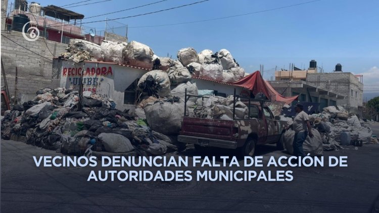 Banquetas invadidas en Chimalhuacán ponen en riesgo a peatones