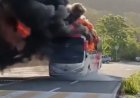 Queman vehículos por asesinato de comuneros en Michoacán