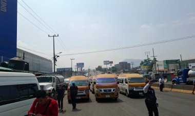 Transportistas bloquean la México-Puebla y provocan caos vial en límites de CDMX y Edomex