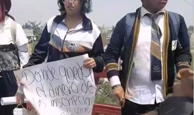 Alumnos de Prepa 7 de La Paz protestan por falta de agua y drenaje inadecuado