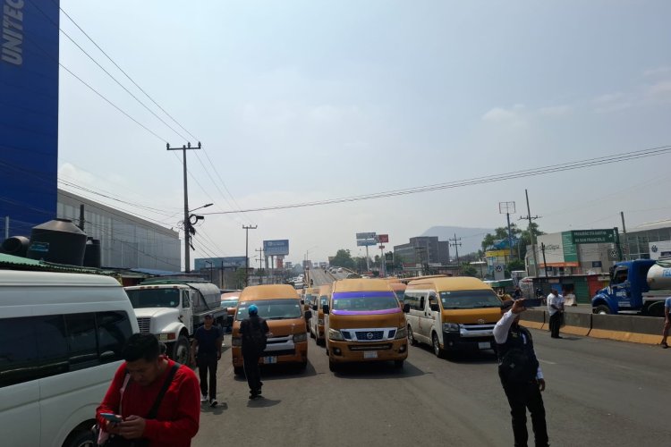 Transportistas bloquean la México-Puebla y provocan caos vial en límites de CDMX y Edomex