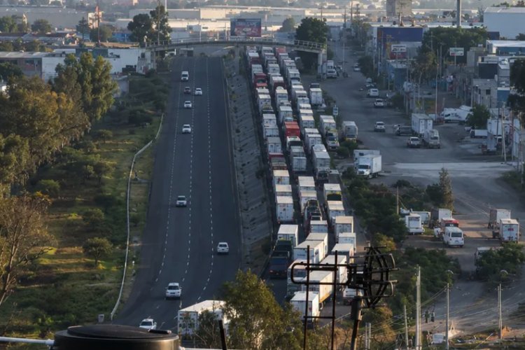 Cumple 24 horas bloqueo en la carretera 57 por falta de agua en comunidades de Querétaro