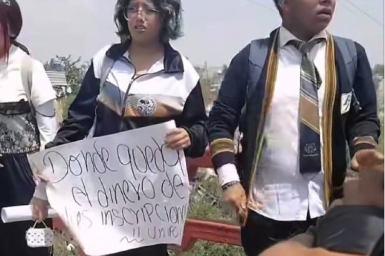 Alumnos de Prepa 7 de La Paz protestan por falta de agua y drenaje inadecuado