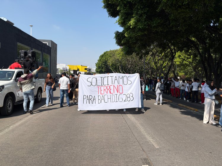 3 mil estudiantes en Puebla protestan contra Armenta Mier
