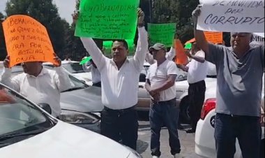Transportistas mexiquenses exigen solución a rezago de trámites; bloquean zona centro de Toluca