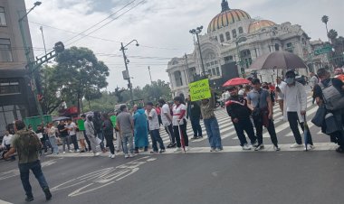 Comerciantes y trabajadores exigen solución ante cierres por manifestaciones de la CNTE en el Centro Histórico