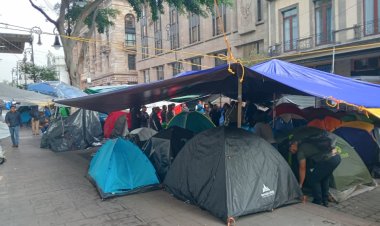 Continúa plantón por parte de la CNTE pese a fiesta futbolera