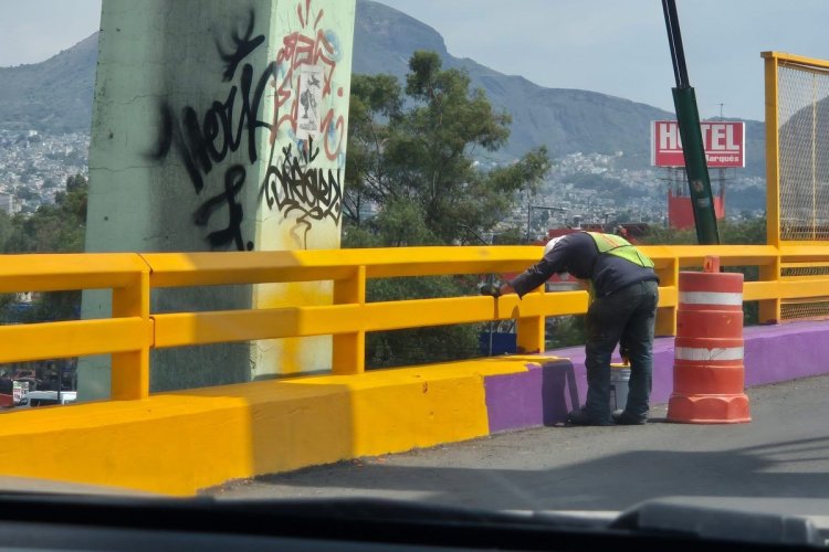 Repintan puentes en CDMX tras polémica por uso de color morado en infraestructura vial
