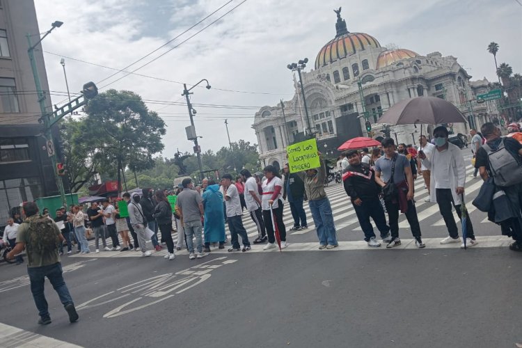 Comerciantes y trabajadores exigen solución ante cierres por manifestaciones de la CNTE en el Centro Histórico