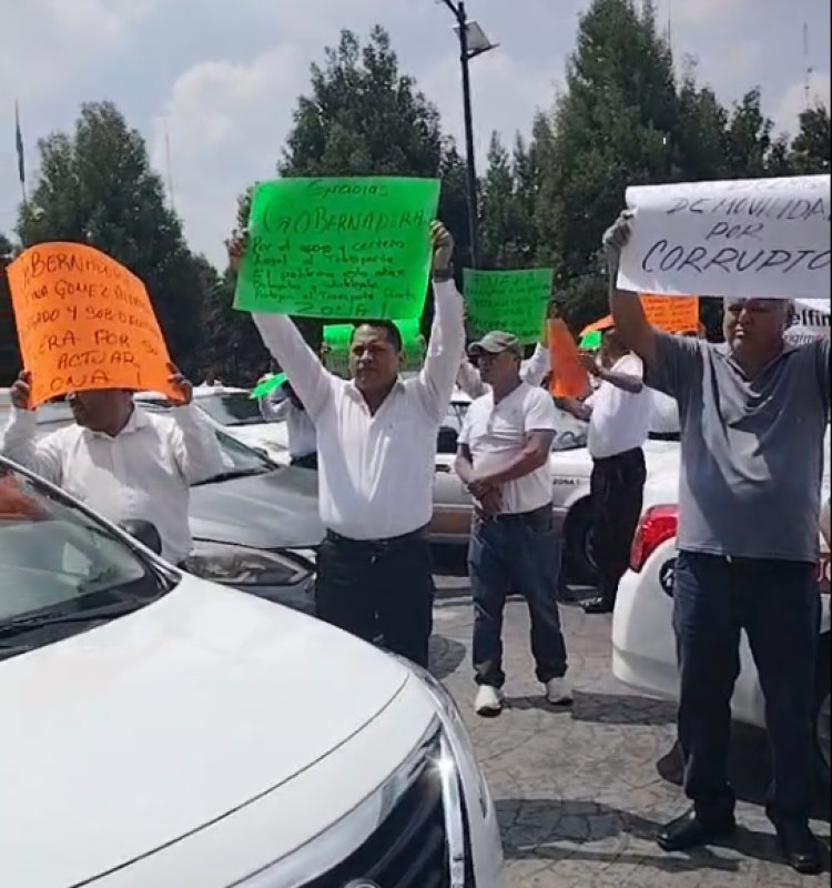 Transportistas mexiquenses exigen solución a rezago de trámites; bloquean zona centro de Toluca