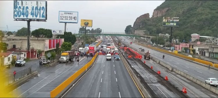 Vecinos de Ixtapaluca bloquearon la México-Puebla; piden atender posible desbordamiento de canal